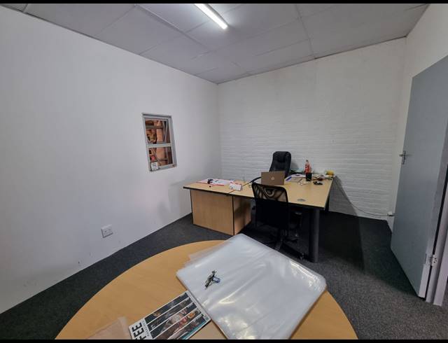 192M² WAREHOUSE TO LET IN CROWN